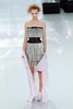 フランス・パリ市内で発表された「シャネル（CHANEL）」14年春夏オートクチュールコレクション（2014年1月21日撮影）。(c)AFP/PATRICK KOVARIK