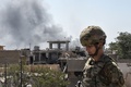 イラク・モスルで、イスラム過激派組織「イスラム国（IS）」掃討作戦に参加する米兵（2017年6月21日撮影、資料写真）。(c)MOHAMED EL-SHAHED / AFP