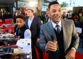 米俳優ウィル・スミス（Will Smith）と息子のジェイデン・スミス（Jaden Smith）が1日、都内で行われた新作映画『アフター・アース（After Earth）』のPRイベントに出席した。地元の中学生と記念撮影をするなどし、イベントは大いに盛り上がった。同作は6月21日から全国で公開される（2013年5月1日撮影）。(c)AFP/Toru YAMANAKA