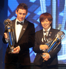 アジア・サッカー連盟（Asian Football Confederation、AFC）の年間最優秀選手賞を獲得したウズベキスタン代表の主将セルヴェル・ジェパロフ（Server Djeparo、左）と年間最優秀女子選手賞に輝いた日本代表の宮間あや（Aya Miyama、2011年11月23日撮影）。(c)AFP