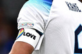 伊ミラノのサン・シーロ・スタジアムで行われたUEFAネーションズリーグの試合で、「One Love」と描かれた虹色の腕章を着用したイングランド主将のハリー・ケイン（2022年9月24日撮影、資料写真）。(c)Marco BERTORELLO / AFP