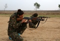 トルコ国境に近いシリアの町カタニヤで、ISと戦うシリア語系キリスト教徒の女性民兵組織、「二つの川の間の土地を守る女性防衛部隊」の訓練キャンプに参加するメンバーたち（2015年12月1日撮影）。(c)AFP/DELIL SOULEIMAN
