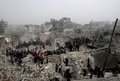 戦闘で荒廃したシリア北部の都市アレッポ（Aleppo）でシリア軍による地対地ミサイルの被害を調査する調査団（2013年2月19日撮影）。(c)AFP/HO/SHAAM NEWS NETWORK