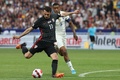 UEFAネーションズリーグ、リーグA・グループ1、フランス対クロアチア。ボールを蹴るクロアチアのアンテ・ブディミル（左、2022年6月13日撮影）。(c)Thomas SAMSON / AFP