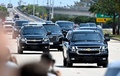 ドナルド・トランプ氏を乗せ、米フロリダ州ウエストパームビーチの空港に到着した車列（2023年4月3日撮影）。(c)CHANDAN KHANNA / AFP