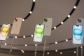 米電子機器大手アップルの新型スマートフォン「iPhone15」（2023年9月12日撮影）。(c)Nic Coury / AFP
