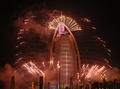 アラブ首長国連邦（UAE）のドバイ（Dubai）にある高級ホテル「ブルジュ・アル・アラブ（Burj Al Arab）」周辺で、同国の建国記念日と、2020年に開催される万国博覧会の開催地がドバイに決定したことを祝って打ち上げられた花火（2013年12月2日撮影）。(c)AFP/KARIM SAHIB