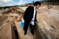 2007年9月23日、エルサレム（Jerusalem）北部で見つかった採石場を探検するユダヤ教超正統派の少年。(c)AFP/MENAHEM KAHANA