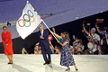 パリ五輪閉会式。五輪旗を振るパリのアンヌ・イダルゴ市長（右、2024年8月11日撮影）。(c)Dimitar DILKOFF / AFP