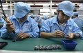 腕時計端末「アップルウオッチ」に似せて作られる中国製の端末。深センの工場で（2015年4月24日撮影）。(c)AFP
