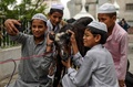 インド・アムリツァルで、犠牲祭のためにいけにえにされるヤギと自撮り写真を撮る若いイスラム教徒たち（2020年8月1日撮影）。(c)NARINDER NANU / AFP