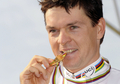2008UCIロード世界選手権エリート男子タイムトライアルの表彰式でメダルをかじるベアト・グラブシュ。（2008年9月25日撮影）(c)AFP/DAMIEN MEYER
