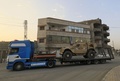 シリア・カーミシュリーで、北部ラッカで戦うシリア民主軍に向けて米国製の装甲車両や武器を運ぶ大型トラックの車列（2017年9月19日撮影）。(c)AFP/DELIL SOULEIMAN