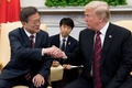 ホワイトハウスの大統領執務室で韓国の文在寅大統領と会談するドナルド・トランプ米大統領（2018年5月22日撮影）。(c)AFP PHOTO / SAUL LOEB