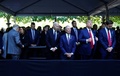 米ニューヨーク市で、2001年米同時多発攻撃の追悼行事に出席するジョー・バイデン大統領とカマラ・ハリス副大統領、ドナルド・トランプ前大統領ら（2024年9月11日撮影）。(c)Adam GRAY / AFP