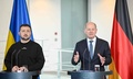 独ベルリンで、オラフ・ショルツ首相（右）と共同記者会見に臨むウクライナのウォロディミル・ゼレンスキー大統領（2023年5月14日撮影）。(c)Tobias SCHWARZ / AFP