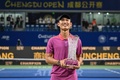 男子テニス、成都オープン決勝。トロフィーを手に優勝を喜ぶ商竣程（2024年9月24日撮影）。(c)AFP