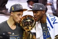 14-15NBAファイナル、クリーブランド・キャバリアーズ対ゴールデンステイト・ウォリアーズ。ファイナル制覇を果たし、トロフィーにキスをするゴールデンステイト・ウォリアーズのステフェン・カリーとアンドレ・イグダーラ（2015年6月16日撮影）。(c)AFP/Getty Images/Jason Miller