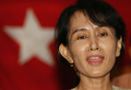 ミャンマーのヤンゴン（Yangon）で記者会見する民主化運動指導者のアウン・サン・スー・ チー（Aung San Suu Kyi）さん（2002年5月6日撮影）。(c)AFP/Stephen SHAVER