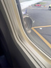 米フィラデルフィアの空港に緊急着陸したサウスウエスト航空機の機内から撮影された、破損したエンジン（2018年4月17日撮影）。(c)AFP PHOTO/ HAND OUT - Kristopher Johnson