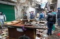 イラクの首都バグダッド中心部シネク地区で、2つの爆弾の爆発が起きた市場（2016年12月31日撮影）。(c)AFP/SABAH ARAR