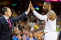 15-16NBA、クリーブランド・キャバリアーズ対インディアナ・ペイサーズ。試合後半、デビッド・ブラットHC（左）とハイタッチするクリーブランド・キャバリアーズのレブロン・ジェームズ（2015年11月8日撮影）。(c)AFP/Getty Images/Jason Miller