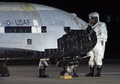 米カリフォルニア（California）州バンデンバーグ空軍基地（Vandenberg Air Force Base）に帰還した米軍の無人シャトル「X-37B」（2010年12月3日撮影、資料写真）。(c)AFP/US AIR FORCE/HANDOUT