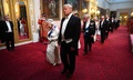 英ロンドンのバッキンガム宮殿での公式晩さん会の会場に向かうエリザベス女王（左）とドナルド・トランプ米大統領（中央、2019年6月3日撮影）。(c)Victoria Jones / POOL / AFP