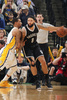 14-15NBA、インディアナ・ペイサーズ対ブルックリン・ネッツ。インディアナ・ペイサーズの選手をかわすブルックリン・ネッツのデロン・ウィリアムス（2015年3月21日撮影）。(c)AFP/Getty Images/NBAE/Ron Hoskins