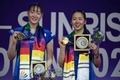 バドミントン、インド・オープン、女子ダブルス決勝。優勝を飾り、表彰式に臨む松本麻佑（左）と永原和可那（2024年1月21日撮影）。(c)Arun SANKAR / AFP