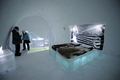 スウェーデン北部ユッカスヤルビ（Jukkasjaervi）の「アイスホテル（Icehotel）」の客室に入る宿泊客（2009年1月8日撮影）。(c)AFP/OLIVIER MORIN