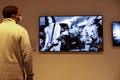 米ワシントン州にオープンした「シアトルNFTミュージアム」に展示された、バンド「ニルヴァーナ」の公演の様子を写真家チャールズ・ピーターソン氏が撮影した作品（2022年1月29日撮影）。(c)Jason Redmond / AFP