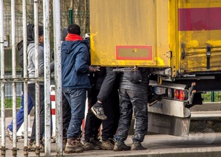 冷蔵トラックに2歳児含む26人の移民 フランス 冷蔵トラックに2歳児含む26人の移民 フランス