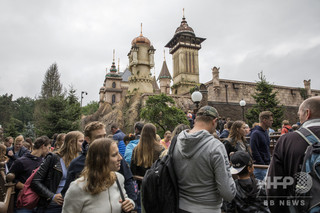 オランダ最大の遊園地、人形が「人種差別的」と批判受け変更へ オランダ最大の遊園地、人形が「人種差別的」と批判受け変更へ