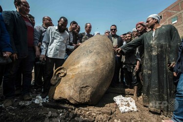 エジプト　ファラオ守り神　2体 3千年前のファラオ像2体、カイロ住宅地で発掘 写真8枚 国際ニュース