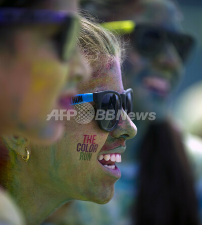 粉まみれで駆け抜けろ コロンビアで カラー ラン 開催 写真13枚 ファッション ニュースならmode Press Powered By Afpbb News