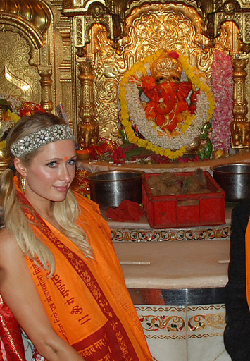 パリス・ヒルトン、児童養護施設や寺院を訪問 インド