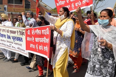 印カースト最下層女性レイプ死、不手際で警察幹部ら5人に停職処分