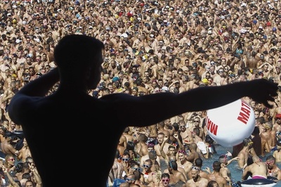 同性愛者の大パーティー、プールにひしめき大盛況 スペイン