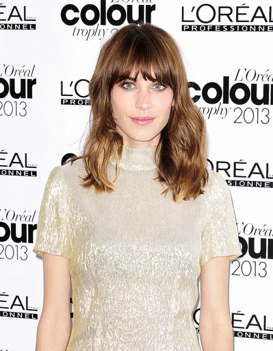 アレクサ・チャン、コスメブランドの「アイコ」と提携してアイメイク・ラインを発表