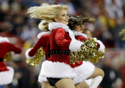 メリークリスマス！米スポーツのチアリーダーもサンタ仕様で登場