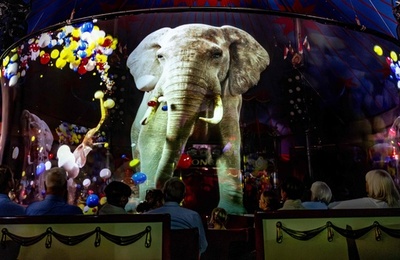 動物は3Dホログラム、サーカスの新たな魅力アピール 独
