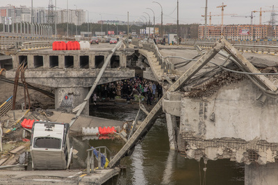 【今日の1枚】避難を導いた崩落橋、あれから2年 ウクライナ