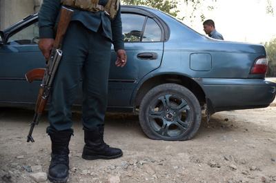 「パンクさせれば盗めない」アフガン警察、車泥棒防止で苦肉の策
