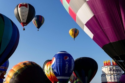大空彩る熱気球、「ヨーダ」も登場 米