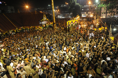 インドの寺院で将棋倒し、102人死亡