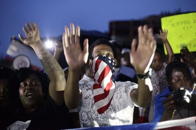 黒人射殺事件の町に非常事態宣言、深夜の外出禁止 米ミズーリ州