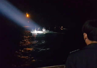 韓国海洋警察、違法操業の中国漁船に機関銃を初使用