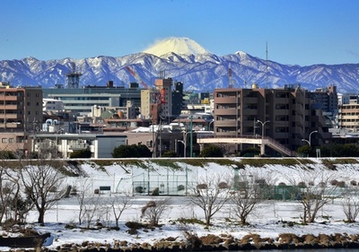 関東甲信地方などで大雪、車の立ち往生相次ぐ