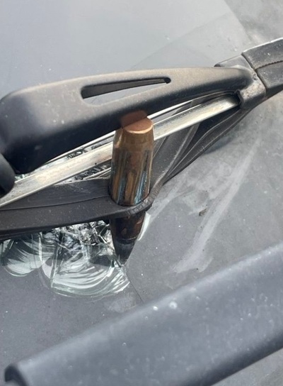 ワイパー突き破りフロントガラスに刺さる…韓国・車に飛んできた正体不明の「弾丸」